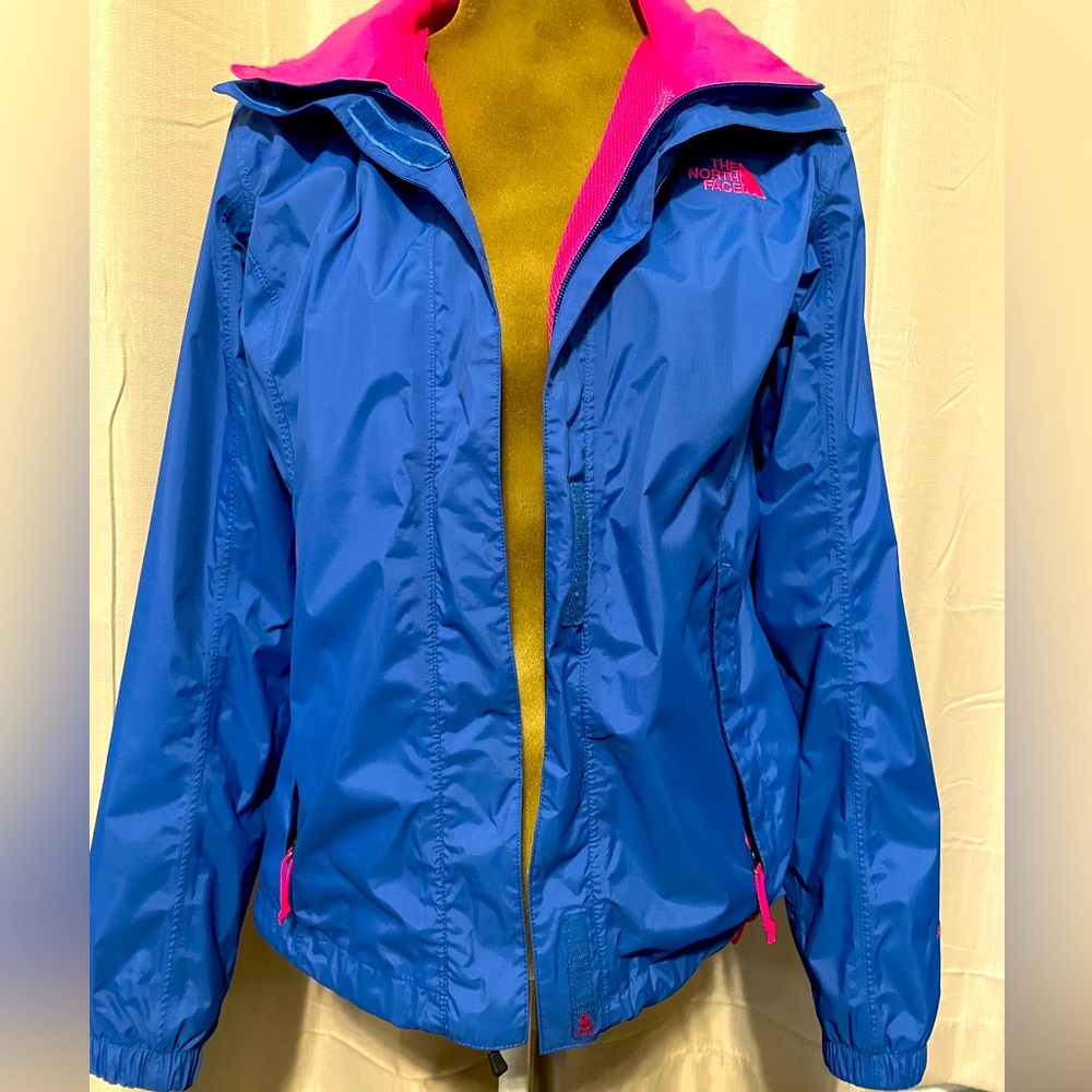 Women’s North Face light windbreaker/rain coat, size medium.